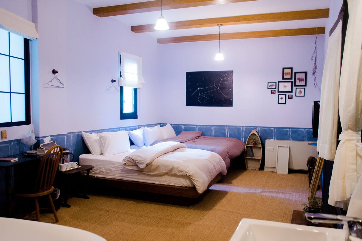 Comfort Triple Room, Hot Tub (Room Fab.) | Individually decorated, individually furnished, desk, blackout curtains