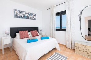 5 chambres, coffres-forts dans les chambres, bureau