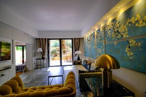 Älytelevisio, takka, kirjoja