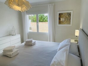 3 bedrooms, in-room safe, iron/ironing board, travel crib