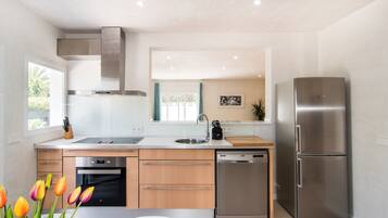 Een koelkast, een microgolfoven, een oven, een kookplaat