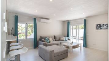 Een smart-tv, boeken en een stereo