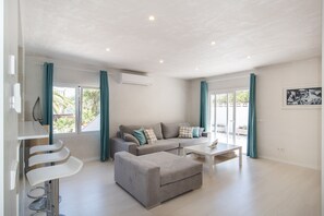 Smart-TV, Bücher, Stereoanlage