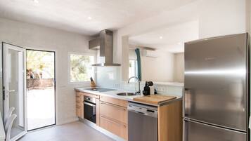 Een koelkast, een microgolfoven, een oven, een kookplaat