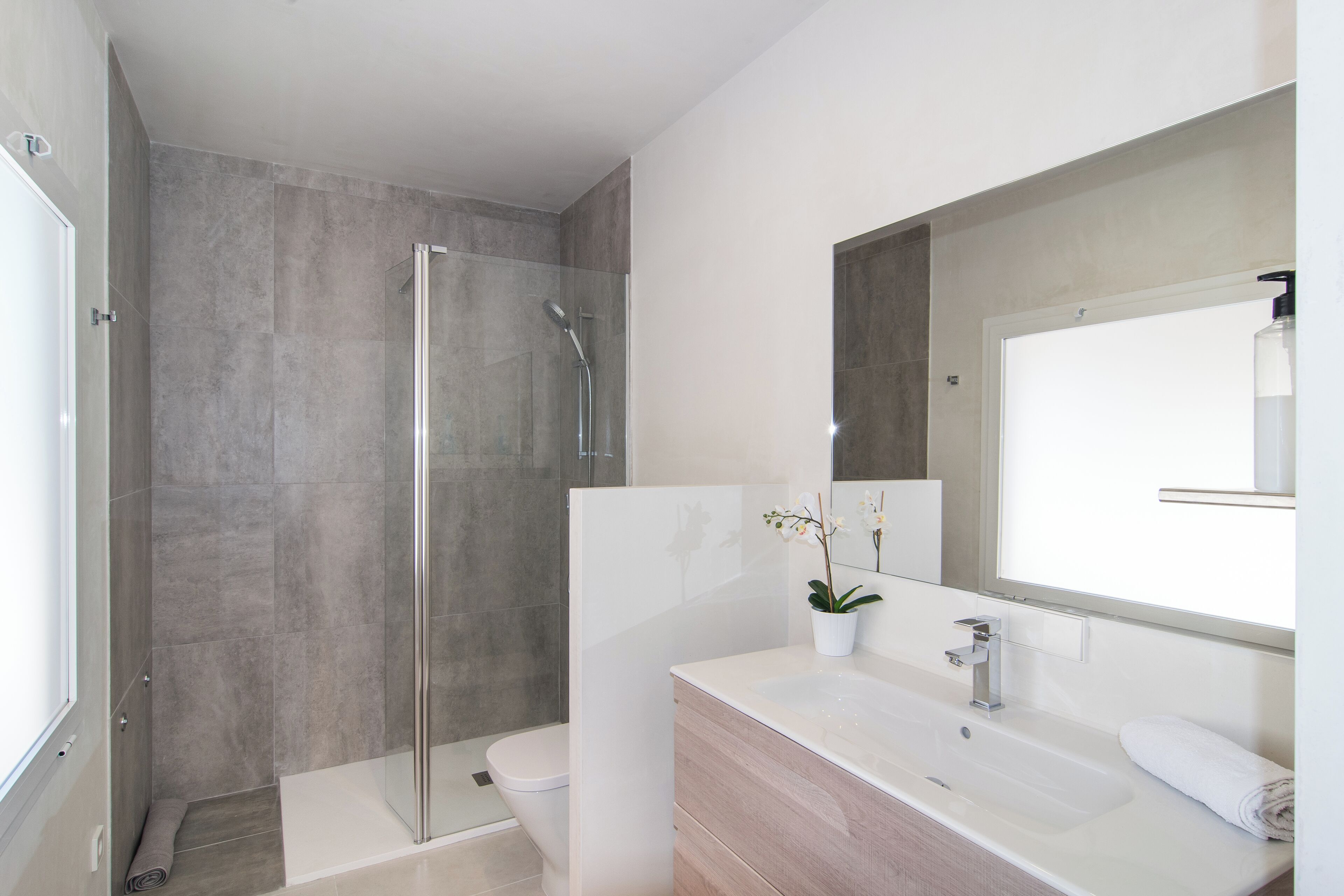 Douche, sèche-cheveux, serviettes fournies, savon