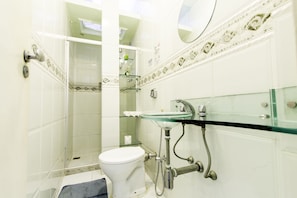 Apartment 346 | Baño | Ducha y toallas