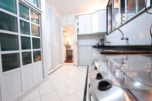 Apartment 346 | Private kitchen | Fridge, microwave, oven, stovetop - LineRio Copacabana Family Residence 346 (Rio de Janeiro)