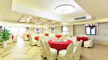 Breakfast, lunch, dinner served; local cuisine