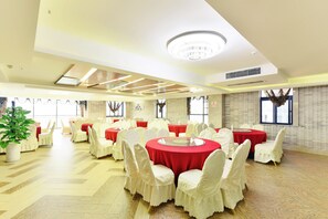 供應早餐、午餐和晚餐，當地料理