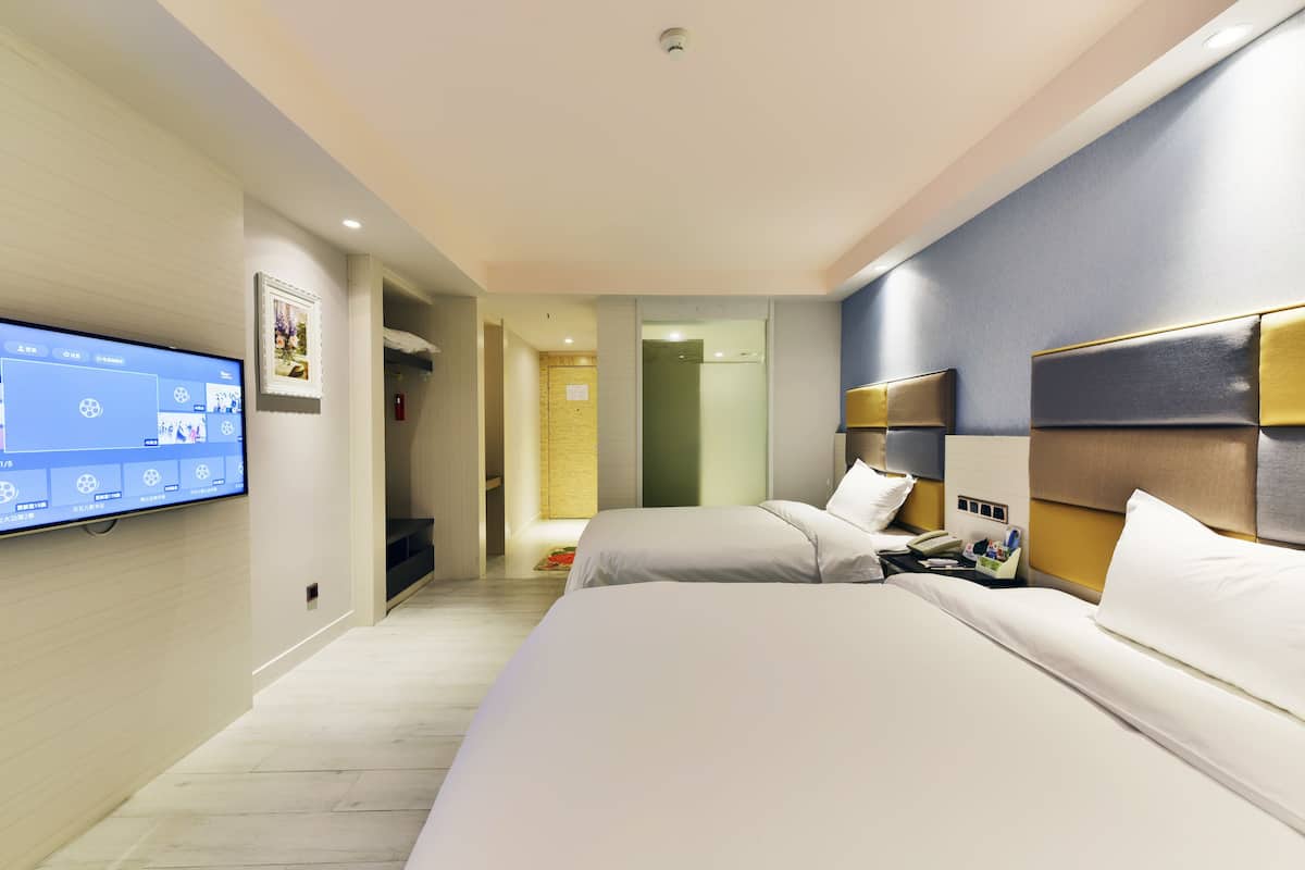 Deluxe tweepersoonskamer | Een minibar, een bureau, verduisterende gordijnen, gratis wifi