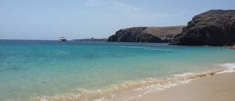 Una spiaggia nelle vicinanze, lettini da mare