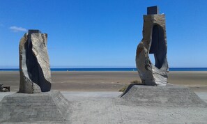 Playa en los alrededores y camastros 