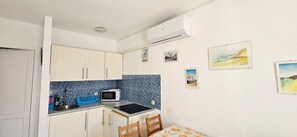 Fridge, microwave, stovetop, coffee/tea maker - Apartment a few steps from the Los Pocillos beach - Puerto del Carmen (Tías)