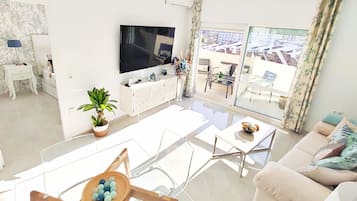 Smart TV, reproductor de DVD, futbolito y libros