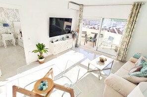 Smart-tv, dvd-spelare, bordsfotboll och böcker