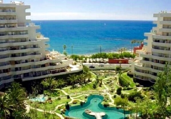 Alberca al aire libre y alberca climatizada