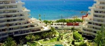 LUX. Frontbeach, 5 POOLS. Terrace, TV 65'-2 B.C. 4 ppl. WIFI. Netflix. 