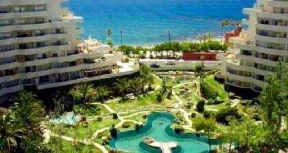 LUX. Frontbeach, 5 POOLS. Terrace, TV 65'-2 B.C. 4 ppl. WIFI. Netflix.