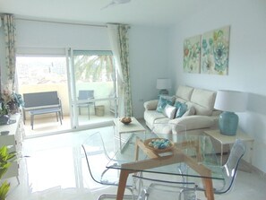 Smart TV, DVD player, foosball, books - LUX. Frontbeach, 5 POOLS. Terrace, TV 65'-2 B.C. 4 ppl. WIFI. Netflix.  (Benalmádena)