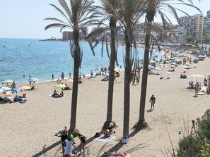 En la playa, camastros y toallas de playa 