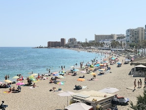 Ubicación a pie de playa, tumbonas y toallas de playa