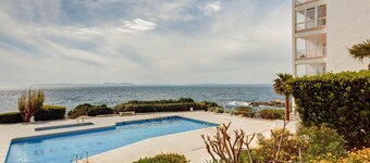 To your health, feet in the water