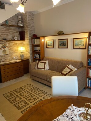 TV connectée, cheminée, livres, chaîne hi-fi