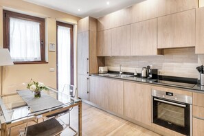 Jääkaappi, mikroaaltouuni, uuni, liesi