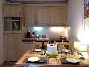 冷蔵庫、電子レンジ、オーブン、コンロ