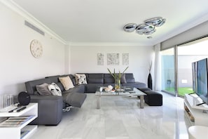 TV - Meloneras Hills 19 by VillaGranCanaria (Maspalomas)