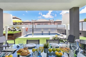 屋外ダイニングエリア