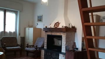 Smart-TV, Kamin, Bücher
