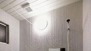 Une petite salle de bain avec une douche, un lavabo et des toilettes.