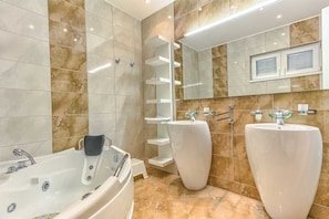 Shower, hair dryer, towels