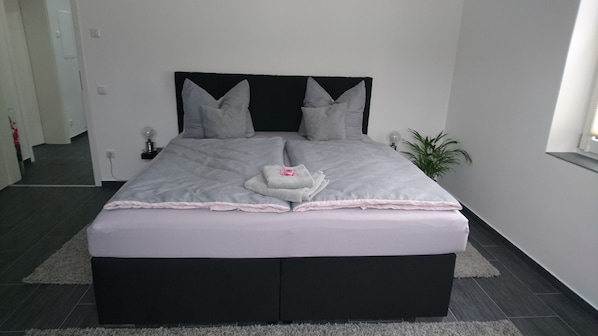 2 Schlafzimmer, Babybetten, kostenloses WLAN, Bettwäsche