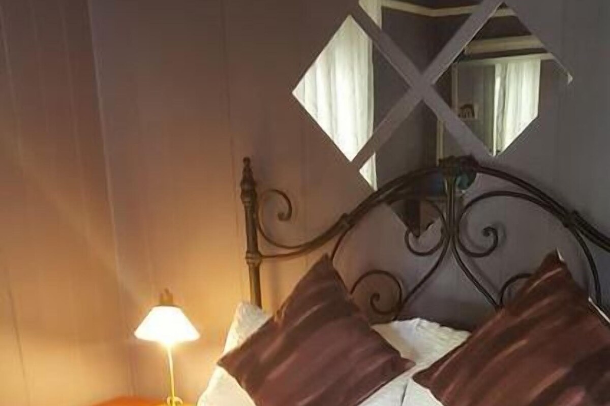 Deluxe Double Room, 1 Queen Bed | 1 bedroom, iron/ironing board, free WiFi, bed sheets