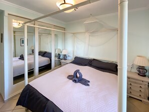 A bedroom with a four-poster bed, a large mirror, bedside tables with lamps, and a canopy bed. - In 1st sea line with great sea view, 4 minutes walk to the beach, air conditioning, heating (Cala Murada)