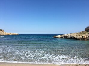 A beach with clear water, sandy shore, and rocky cliffs. - Directly on the waterfront with a superb view of the sea, a 4-minute walk from the beach, air conditioning, heating (Cala Murada)