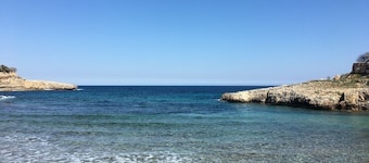 In 1st sea line with great sea view, 4 minutes walk to the beach, air conditioning, heating