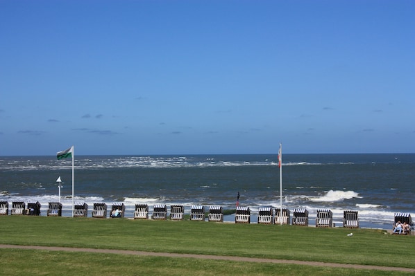 På stranden