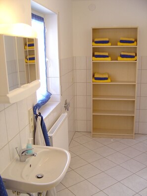 Haartrockner, Handtücher, Toilettenpapier