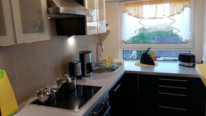 Una cocina moderna con una estufa integrada, una cafetera y un tostador sobre la encimera.