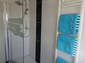 Dusche, Haartrockner, Handtücher