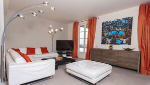 Smart-TV, DVD-spiller, fotballspill og bordtennis