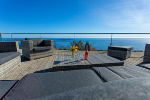 Terrace/patio - High-end contemporary house, exceptional view, air con, heated pool and jacuzzi (Carqueiranne)