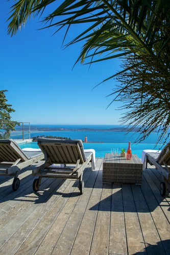 High-end contemporary house, exceptional view, air con, heated pool and jacuzzi