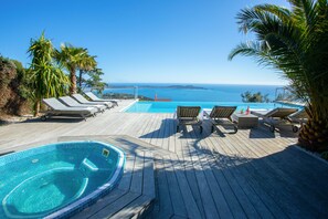 An infinity pool, a heated pool - High-end contemporary house, exceptional view, air con, heated pool and jacuzzi (Carqueiranne)