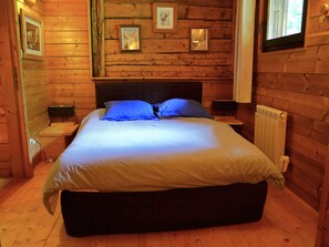 6 dormitoris, planxa i posts de planxar i un bressol de viatge 