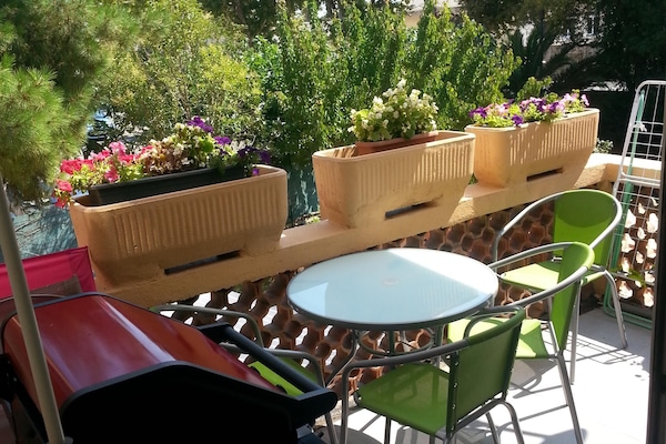 La petite terrasse au milieu de la verdure