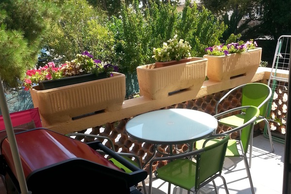 La petite terrasse au milieu de la verdure
